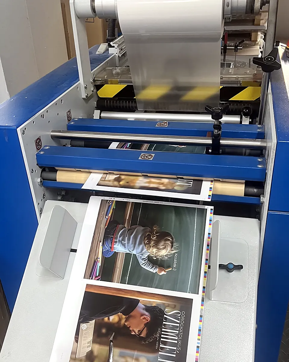 Fóliázó gép az IMI Print nyíregyházi nyomdájában