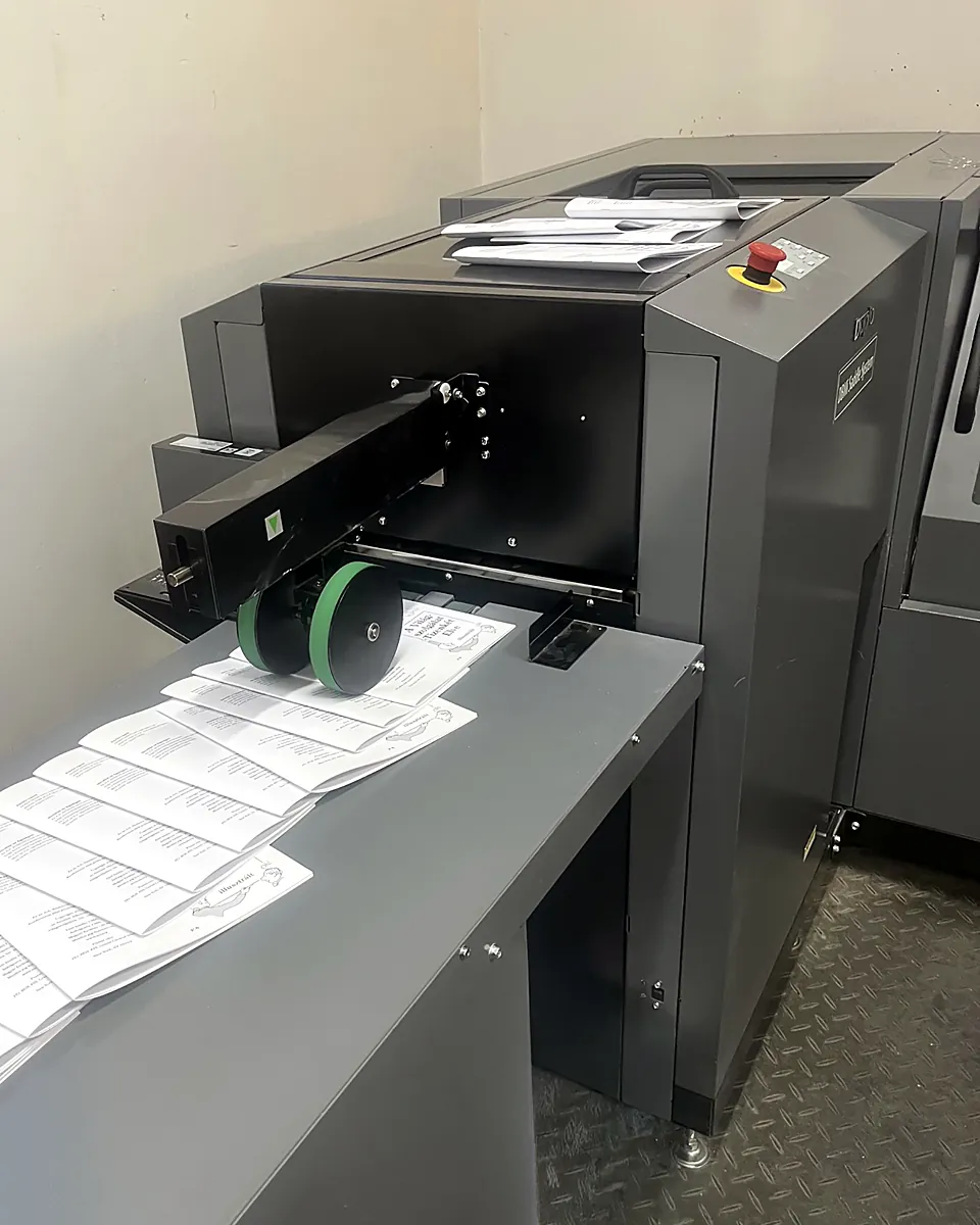 Tűző-hajtogató sor az IMI Print nyíregyházi nyomdájában